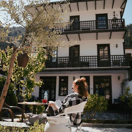 Maya Hostel Берат Екстер'єр фото