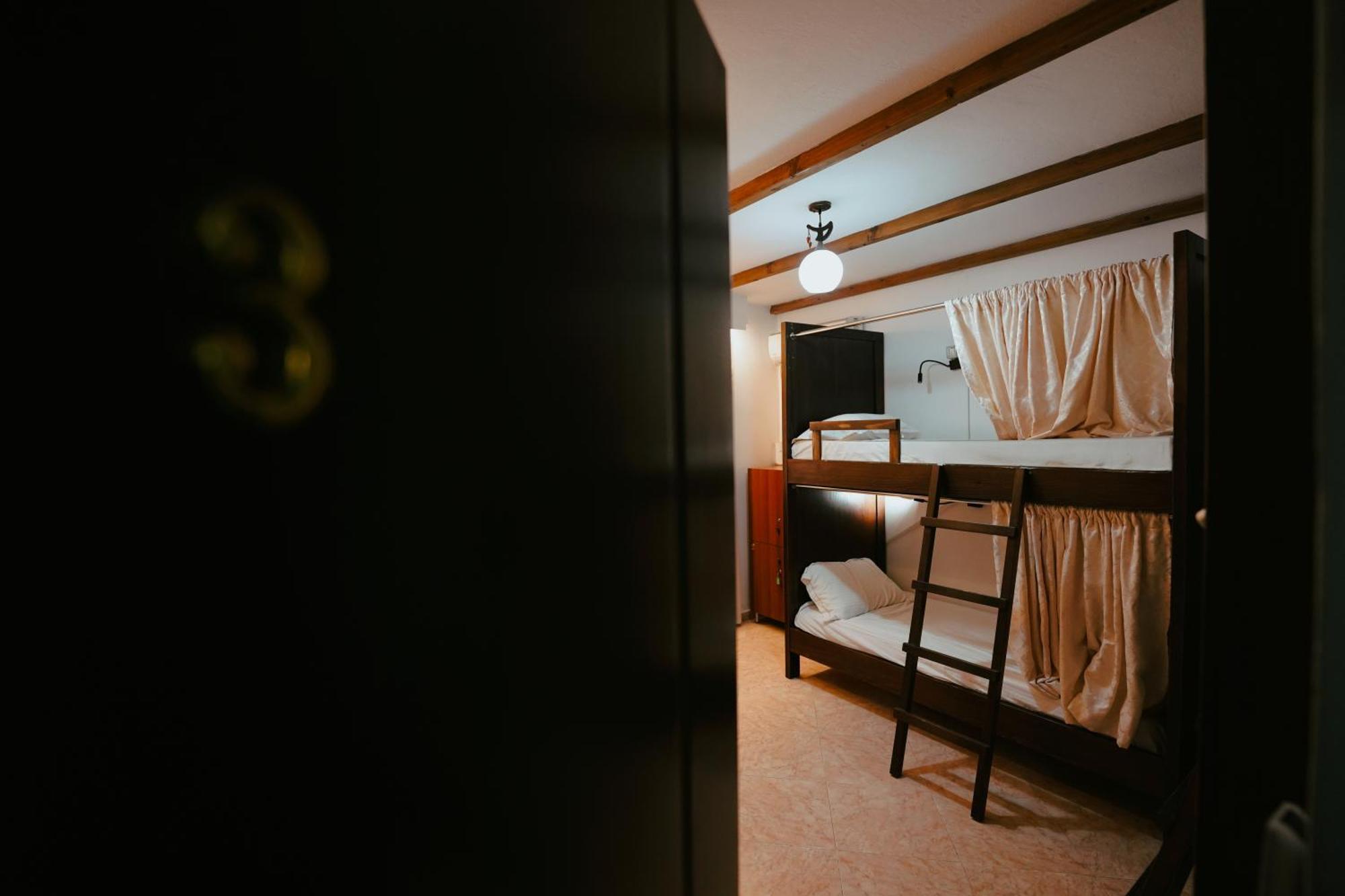 Maya Hostel Берат Екстер'єр фото