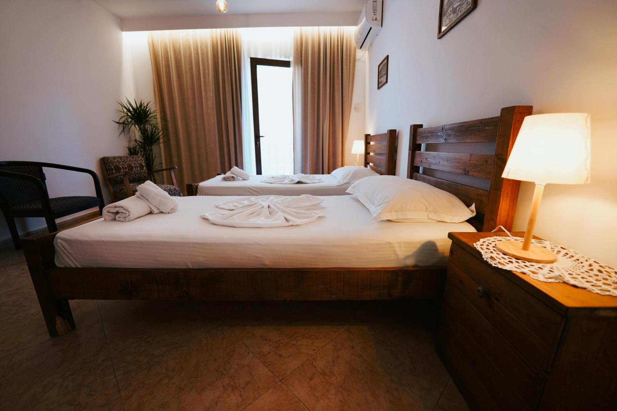 Maya Hostel Берат Екстер'єр фото