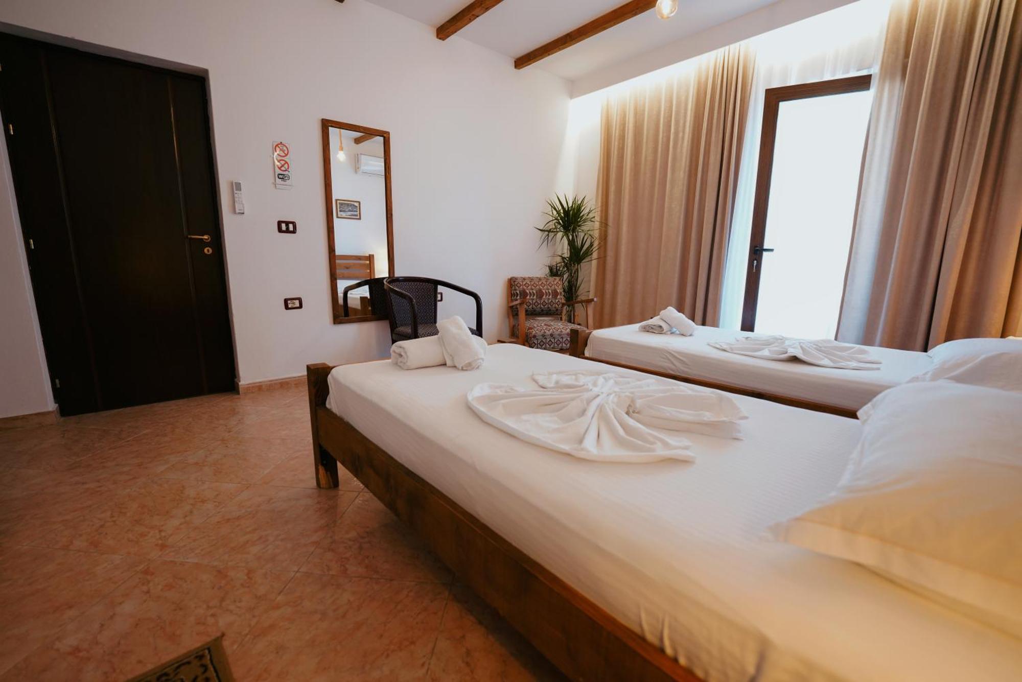Maya Hostel Берат Екстер'єр фото