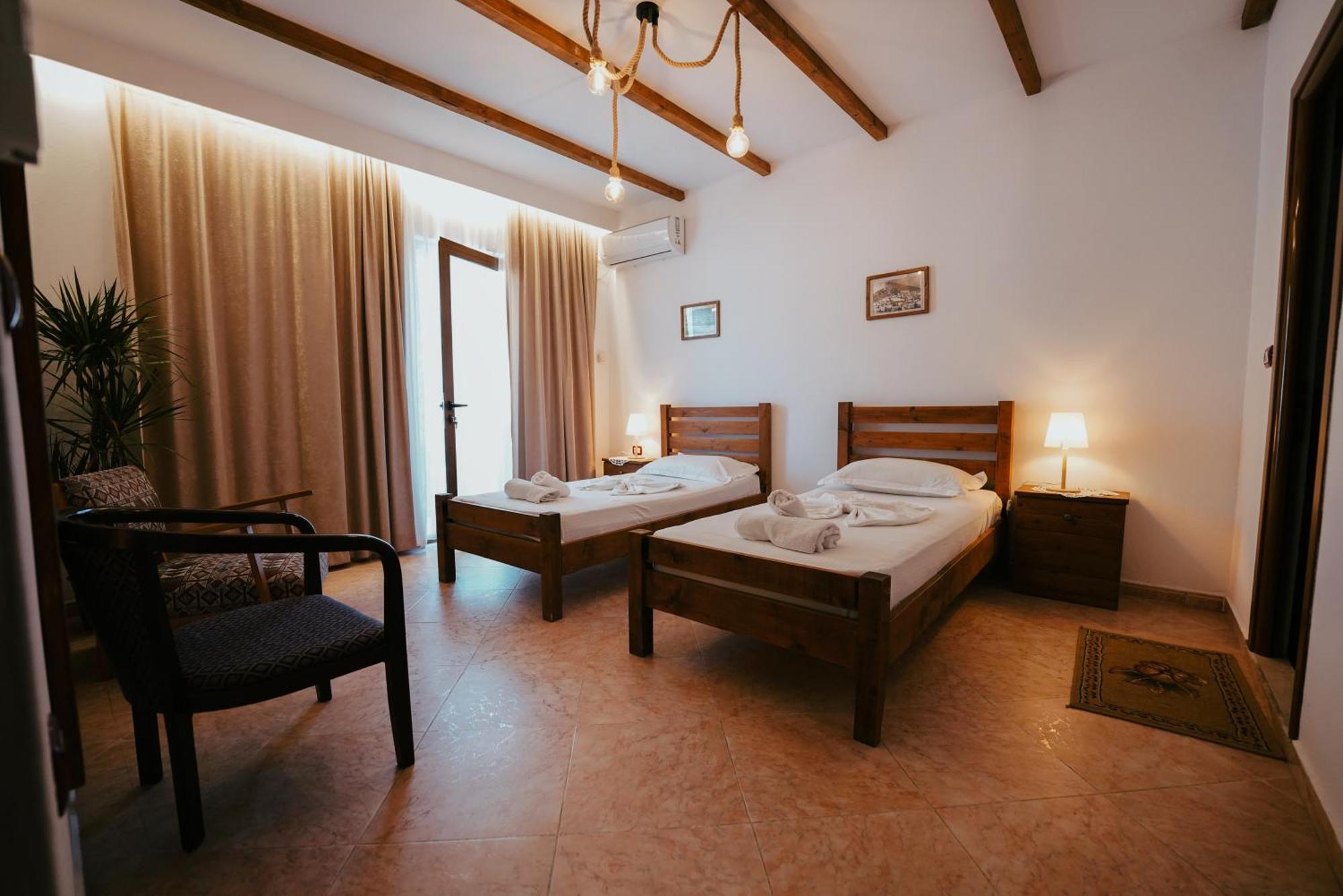 Maya Hostel Берат Екстер'єр фото