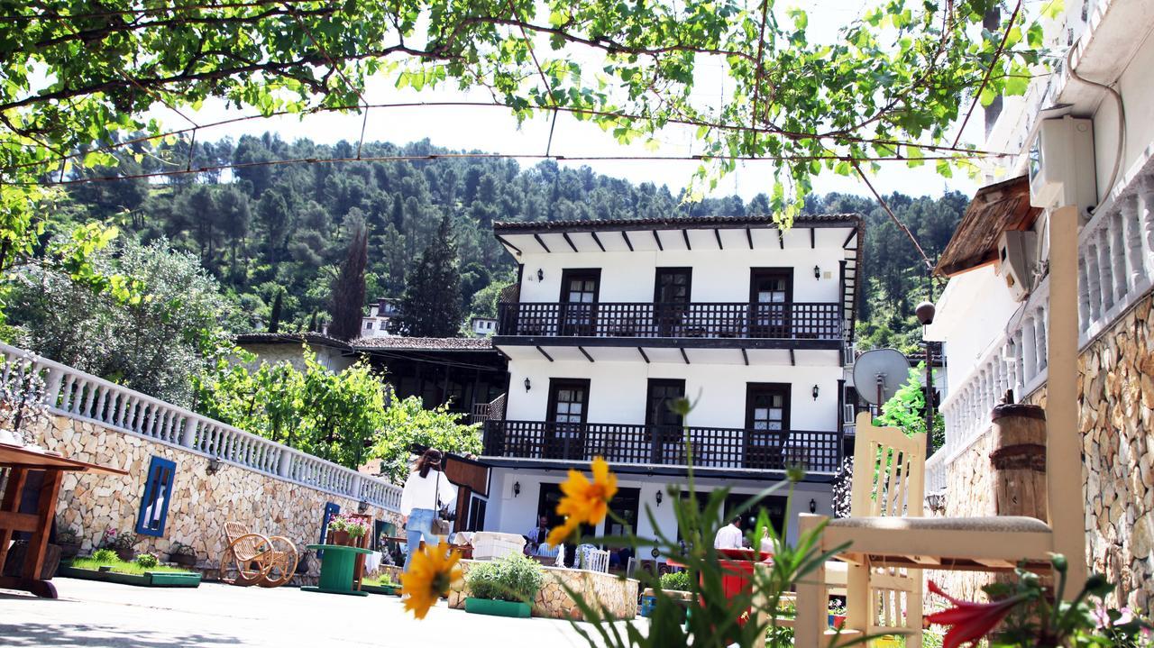 Maya Hostel Берат Екстер'єр фото
